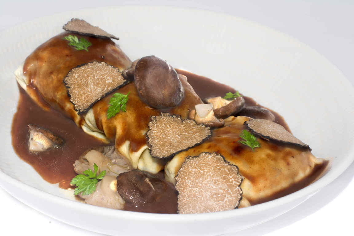 Ravioli de rabo de ternera con salsa bordelesa y trufa de otoño (tuber  uncinatum) (2) (FILEminimizer) - ORIGEN